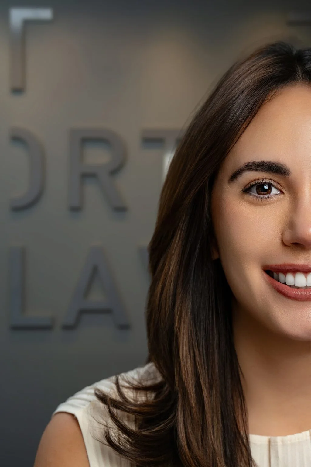 Patiente souriante dans une clinique d'orthodontie moderne à Laval